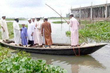 সিংড়ায় খাল পারাপারে ব্রিজ না থাকায় দুর্ভোগ, পাঠদান বন্ধ