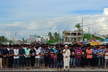 খুলনায় শিক্ষার্থীদের হল না ছাড়ার ঘোষণা