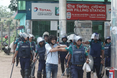 চট্টগ্রাম শাহ আমানত সেতু অবরোধের চেষ্টা, পুলিশ-শিক্ষার্থী সংঘর্ষ চলছে