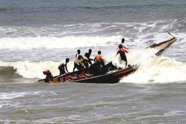 সেন্টমার্টিনে ট্রলারডুবির ঘটনায় উদ্ধারে গিয়ে ডুবলো স্পিডবোটও