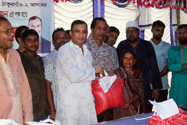 ঠাকুরগাঁওয়ে কর্মহীন মানুষদের মাঝে এমপি সুজনের খাদ্য সহায়তা