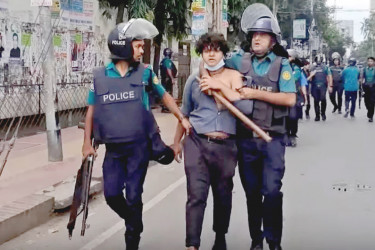 রাজধানীতে আন্দোলনকারীদের বিক্ষোভে লাঠিচার্জ, আটক ২০