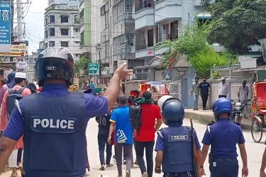 পুলিশি বাধায় টাঙ্গাইলে শিক্ষার্থীদের ‘লাল কাপড়’ মিছিল পণ্ড