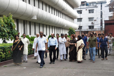 ক্ষতিগ্রস্ত বিটিভি পরিদর্শন করলেন সাংস্কৃতিক অঙ্গনের বিশিষ্টজনরা