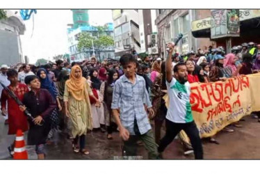 খুলনায় পুলিশের বাধা ভেঙে ছাত্র-জনতার গণমিছিল