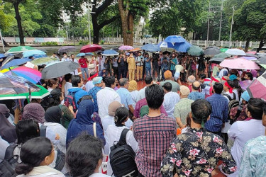 শিক্ষার্থীদের সঙ্গে শহীদ মিনারে চিকিৎসকদের বিক্ষোভ