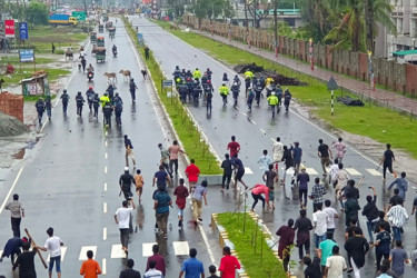 খুলনায় আন্দোলনকারীদের সঙ্গে পুলিশের দফায় দফায় সংঘর্ষ