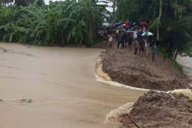 ফেনীতে বন্যা নিয়ন্ত্রণ বাঁধ ভেঙে ২০ গ্রাম প্লাবিত