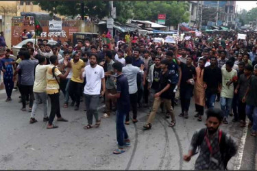 নওগাঁয় ধাওয়া-পাল্টা ধাওয়া, আওয়ামী লীগ অফিস ভাঙচুর