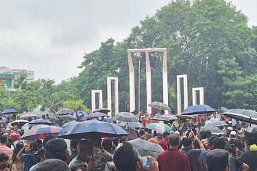 রবীন্দ্রসরোবরে জড়ো হয়ে শহীদ মিনারে যাচ্ছেন শিল্পী সমাজ