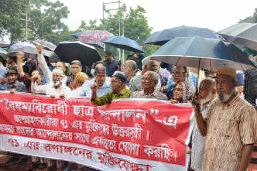 বৃষ্টি উপেক্ষা করে শহীদ মিনারে মুক্তিযোদ্ধারাও