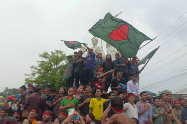 বৃষ্টি উপেক্ষা করে বরগুনায় শিক্ষার্থীদের বিক্ষোভ মিছিল ও সমাবেশ