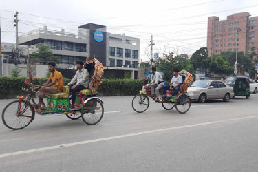 গণপরিবহন সংকট: ভোগান্তিতে রাজধানীবাসী