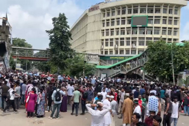 শাহবাগে ধাওয়া-পাল্টাধাওয়া, বঙ্গবন্ধু মেডিকেলে গাড়ি ভাঙচুর ও আগুন