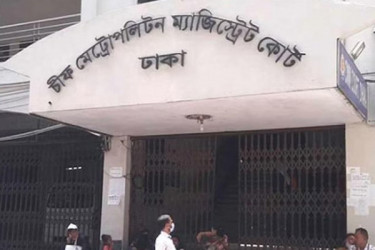 রাজধানীর সিএমএম কোর্টে আন্দোলনকারীদের হামলা