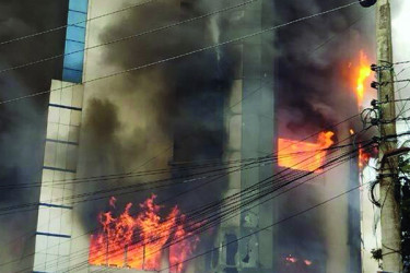 যশোরে শাহীন চাকলাদারের পাঁচ তারকা হোটেলে আগুন, নিহত ১৮