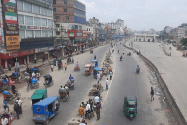 রাস্তায় চলছে গণপরিবহন, গতি ফিরছে জনজীবনে