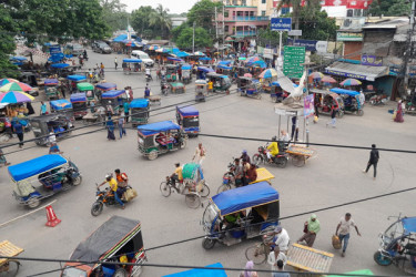 চুয়াডাঙ্গায় স্বাভাবিক হচ্ছে জনজীবন