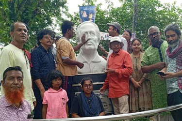 শিল্পাচার্য জয়নুল আবেদিনের ভাস্কর্য মেরামত করলেন শিল্পীরা