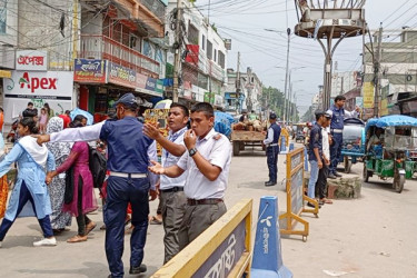 ঠাকুরগাঁওয়ে ট্রাফিক নিয়ন্ত্রণে পুলিশ নামলেও কাজ করে যাচ্ছেন শিক্ষার্থীরা