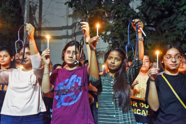 কলকাতায় চিকিৎসক হত্যার প্রতিবাদে রাজপথে নারীরা