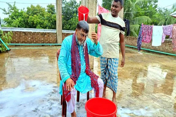 দুধ দিয়ে গোসল করে দলত্যাগ করলেন আওয়ামী লীগ নেতা