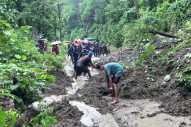 খাগড়াছড়িতে পাহাড়ধস, সড়ক যোগাযোগ বন্ধ