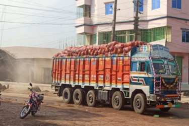 হিলিতে স্বাভাবিক হয়েছে আমদানি-রপ্তানি