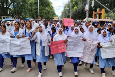 ঠাকুরগাঁওয়ে শিক্ষার্থীদের তোপের মুখে অধ্যক্ষের পদত্যাগ