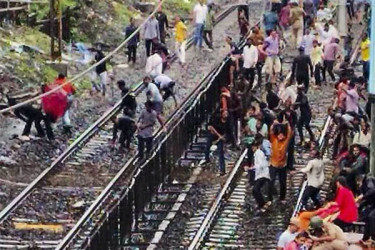 উত্তাল ভারতের মুম্বাই, বিক্ষোভ ঠেকাতে ইন্টারনেট বন্ধ