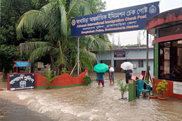 বাঁধ বেঙে আখাউড়ায় বন্যা পরিস্থিতির আরও অবনতি