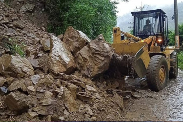 ২১ স্থানে পাহাড় ধসে রাঙামাটি-খাগড়াছড়ি যোগাযোগ বন্ধ