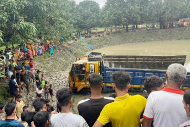 চাঁপাইনবাবগঞ্জে সিমেন্ট ভর্তি ট্রাক খাদে, নিহত ২