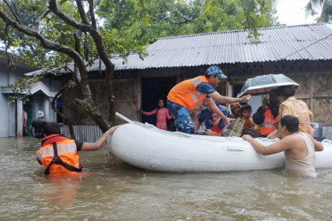 বন্যার্তদের উদ্ধারে কাজ করছে কোস্টগার্ড