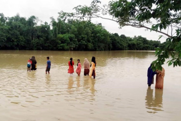 মৌলভীবাজারে পানিবন্দি দুই লাখ মানুষ, চরম খাদ্য সংকট