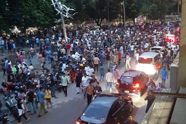 টিএসসিতে শিক্ষার্থীদের ত্রাণ সংগ্রহ, গণ মানুষের ঢল