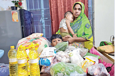 সাভারে গুলিতে নিহত রিকশাচালকের পরিবারকে খাদ্য সহায়তা