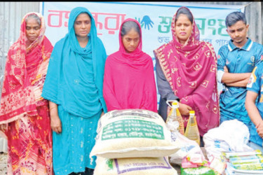 নিহত বিপ্লবের পরিবারকে বসুন্ধরা শুভসংঘের পক্ষ দেওয়া হলো খাদ্যসামগ্রী ও নগদ টাকা