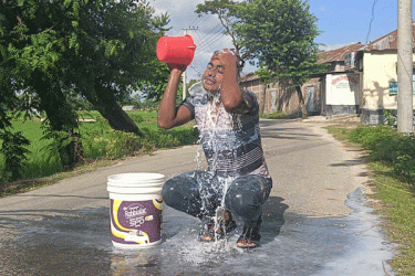 দুধে গোসল করে জুয়া ছাড়ার প্রতিজ্ঞা যুবকের