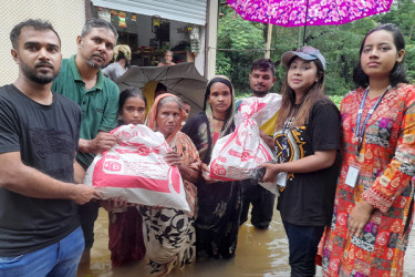 নোয়াখালীতে বন্যার্তদের খাদ্য-ঔষধ পৌছে দিচ্ছে সাধারণ শিক্ষার্থী ও বসুন্ধরা গ্রুপ