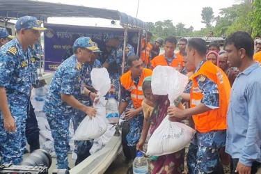 মৌলভীবাজারে কোস্টগার্ড মহাপরিচালকের বন্যার্তদের মধ্যে ত্রাণ বিতরণ