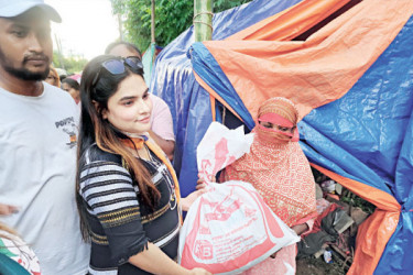 ফেনীতে দেড় হাজার বন্যার্ত পরিবারে বসুন্ধরার খাদ্যসামগ্রী বিতরণ