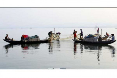 কাপ্তাই হ্রদে মাছ আহরণ শুরু