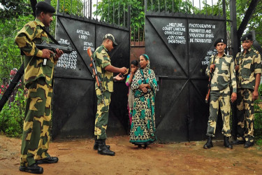 বাংলাদেশে জঙ্গিদের মুক্তিতে সতর্কতা ভারতে: আনন্দবাজার