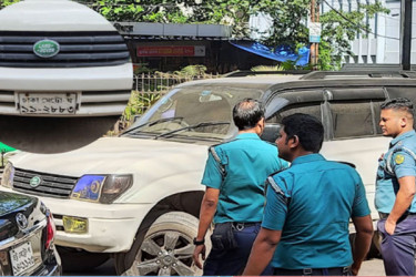 চট্টগ্রামে চার দিন ধরে সড়কে পড়ে ছিল ল্যান্ড রোভার