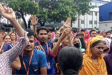 শ্রমিকদের বিক্ষোভের মুখে আজও ৬০টি পোশাক কারখানায় ছুটি ঘোষণা