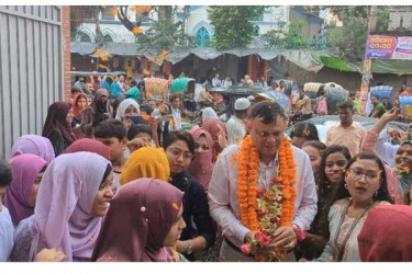 অধ্যক্ষ থেকে গভর্নিং বডির চেয়ারম্যান ড. মনিরুল ইসলাম, ফুল দিয়ে বরণ 