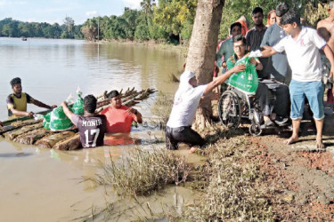 বসুন্ধরা শুভসংঘের শুকনা খাবারে খুশি বন্যার্তরা