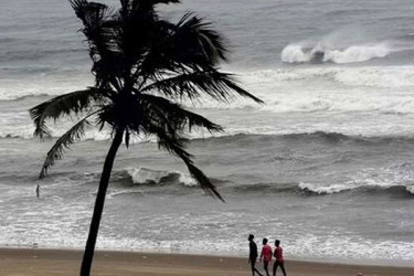 সাগরে গভীর নিম্নচাপ, ৩ নম্বর সতর্কতা সংকেত