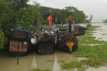 বঙ্গোপসাগর উত্তাল, সুন্দরবনে নিরাপদ আশ্রয়ে ৩ শতাধিক ফিশিং ট্রলার